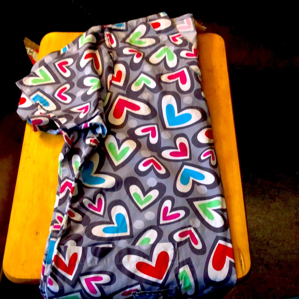 icu Size M women’s scrub all over heart top